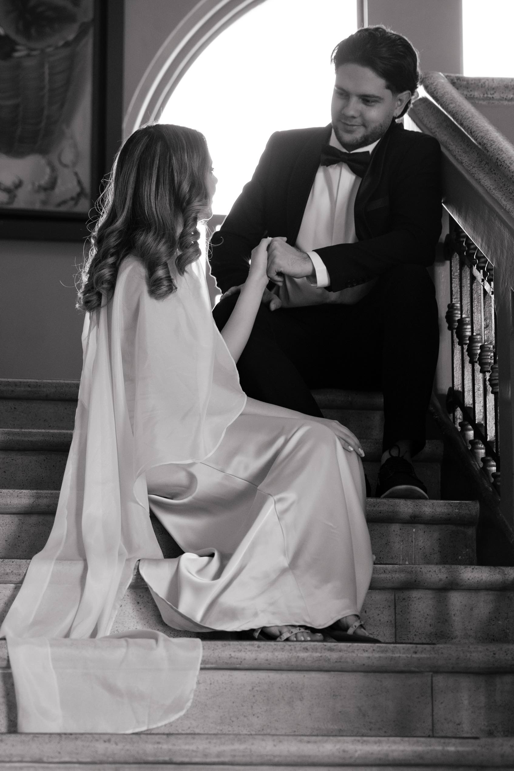 La pareja en las escaleras en blanco y negro
